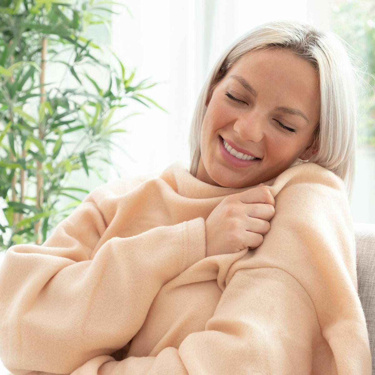 Faboulazy Ärmeldecke mit Tasche von InnovaGoods in Blau und Beige – Anwendungsansicht