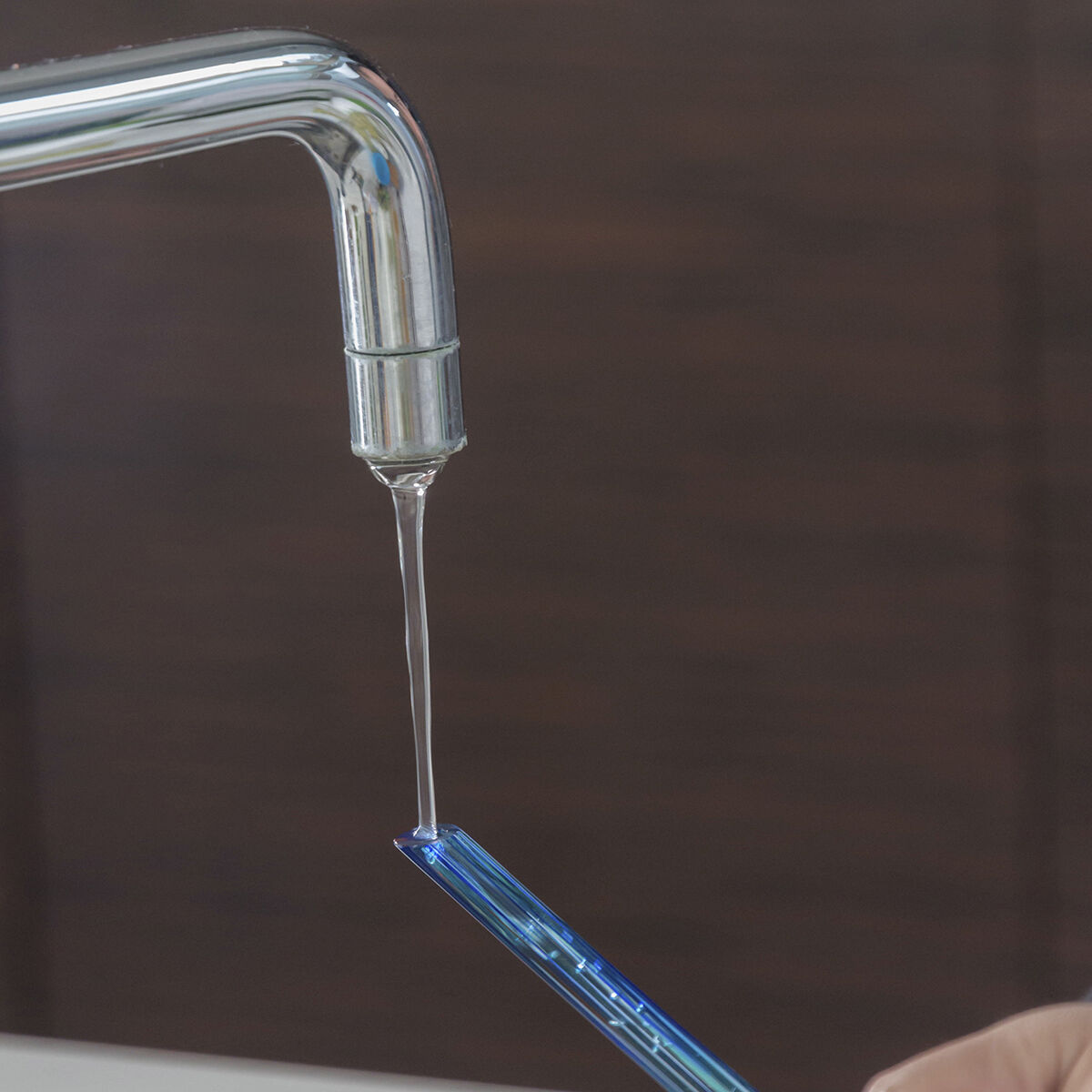 Aqua·Loon automatische Bewässerungsballons von InnovaGoods, 2 Stück, blaues Glas – Detailansicht