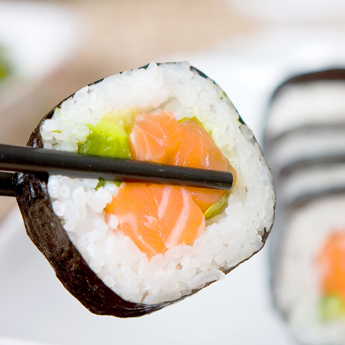 InnovaGoods Suzooka Sushi-Set mit Form, Reislöffel und Silikonmatte – Anwendungsansicht