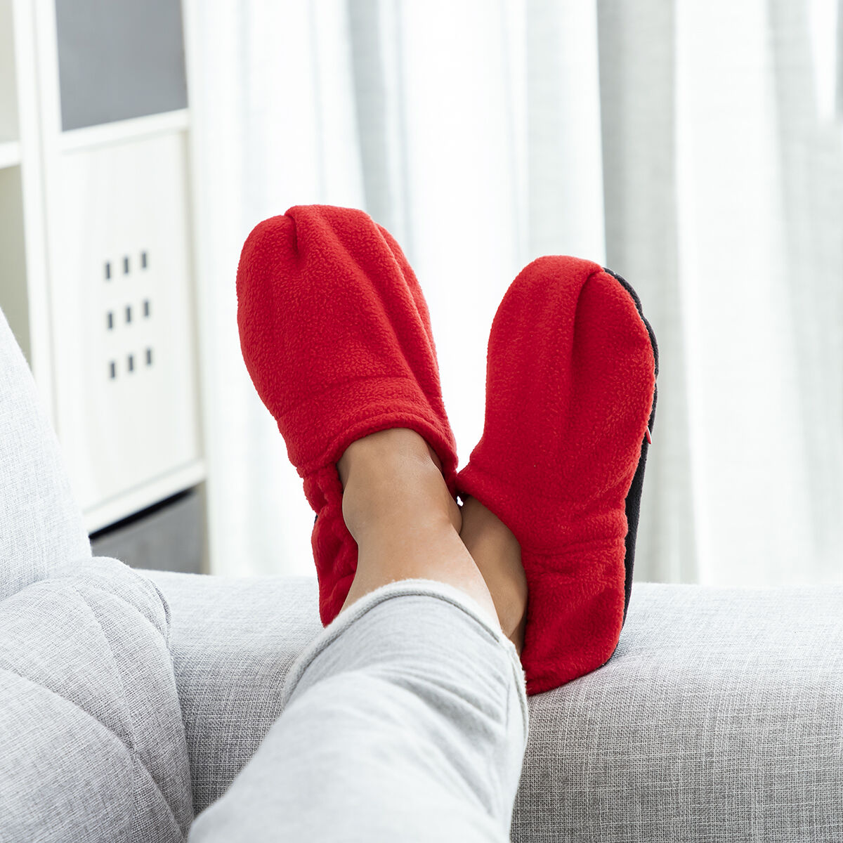 InnovaGoods Rote mikrowellenwärmbare Hausschuhe mit herausnehmbaren Tonperlen-Säckchen – Seitenansicht