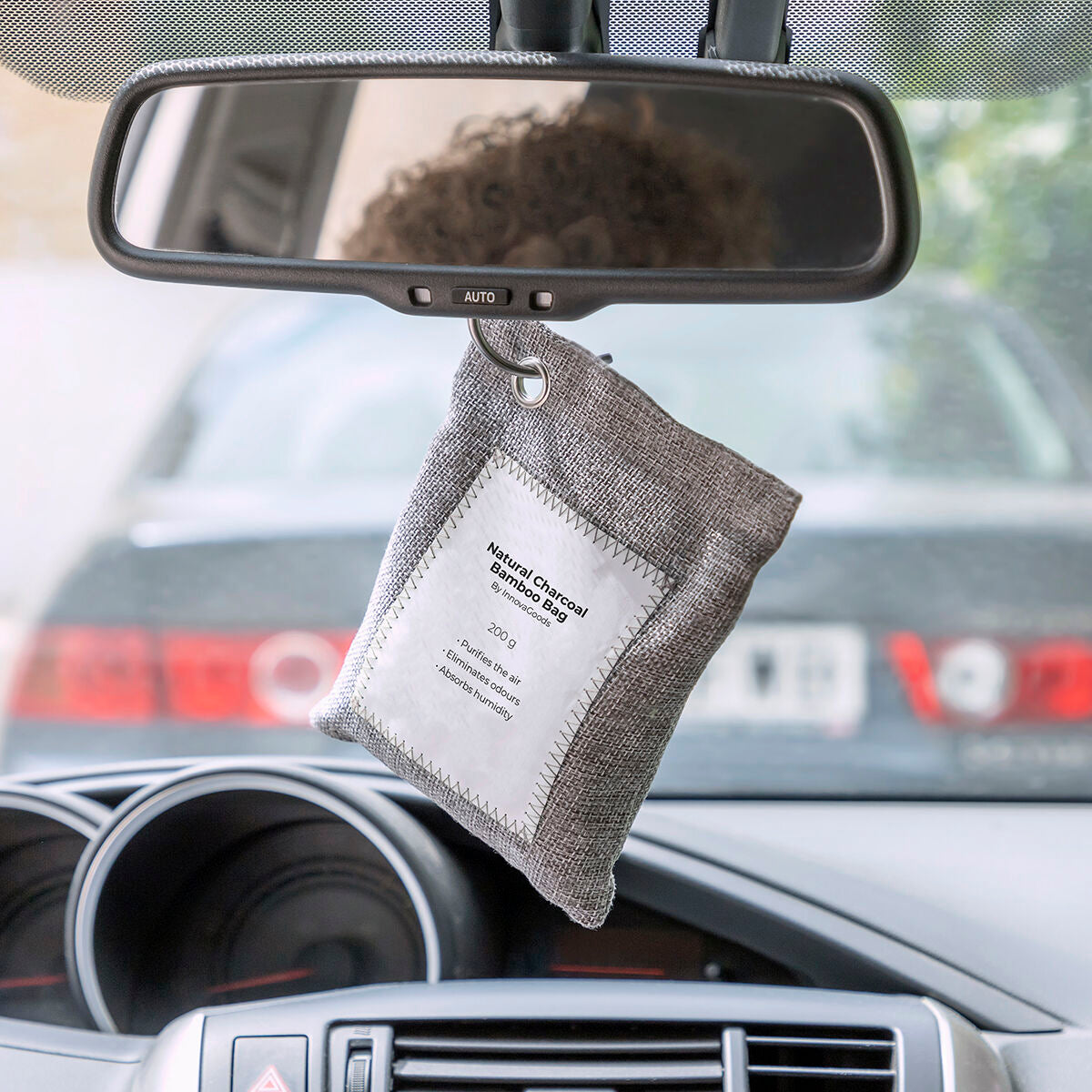 InnovaGoods Bacoal Aktivkohle-Luftreinigungsbeutel 2er-Set – Anwendungsansicht
