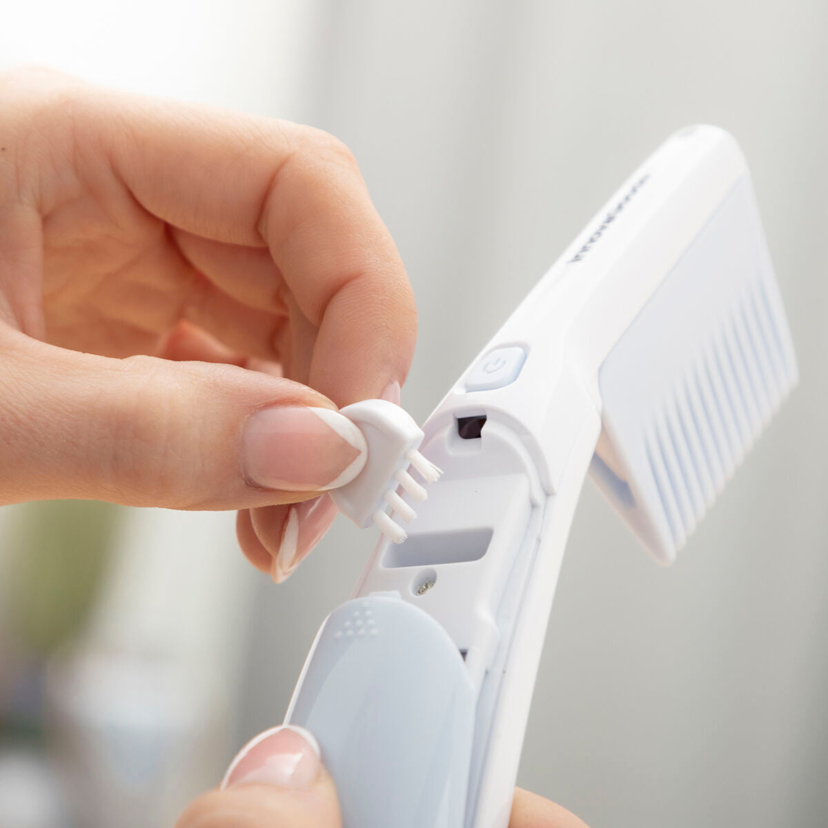 Elektrischer Läusekamm Unlicer von InnovaGoods in Weiss – Detailansicht