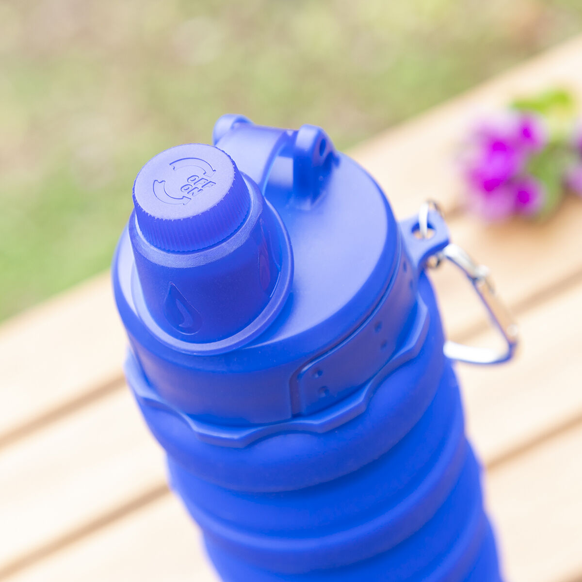 Faltbare blaue Silikonflasche InnovaGoods 500 ml – Anwendungsansicht