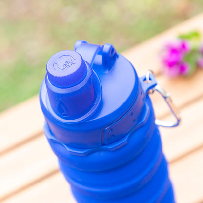 Faltbare blaue Silikonflasche InnovaGoods 500 ml – Anwendungsansicht