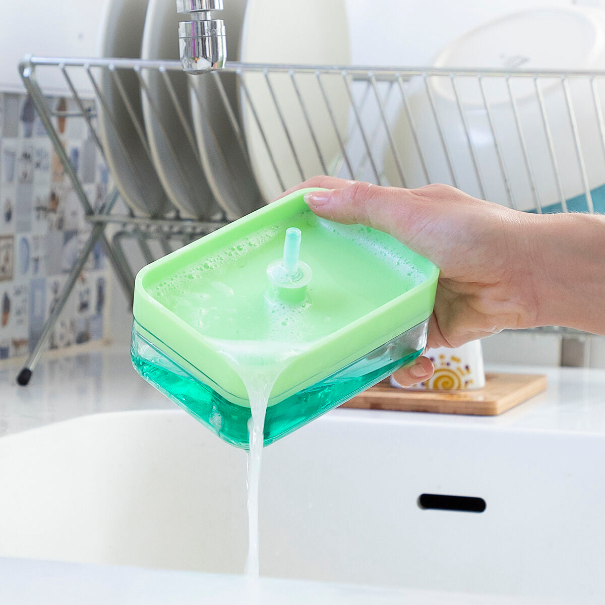 InnovaGoods Pushoap 2-in-1-Seifenspender für das Spülbecken mit Schwammhalter – Anwendungsansicht