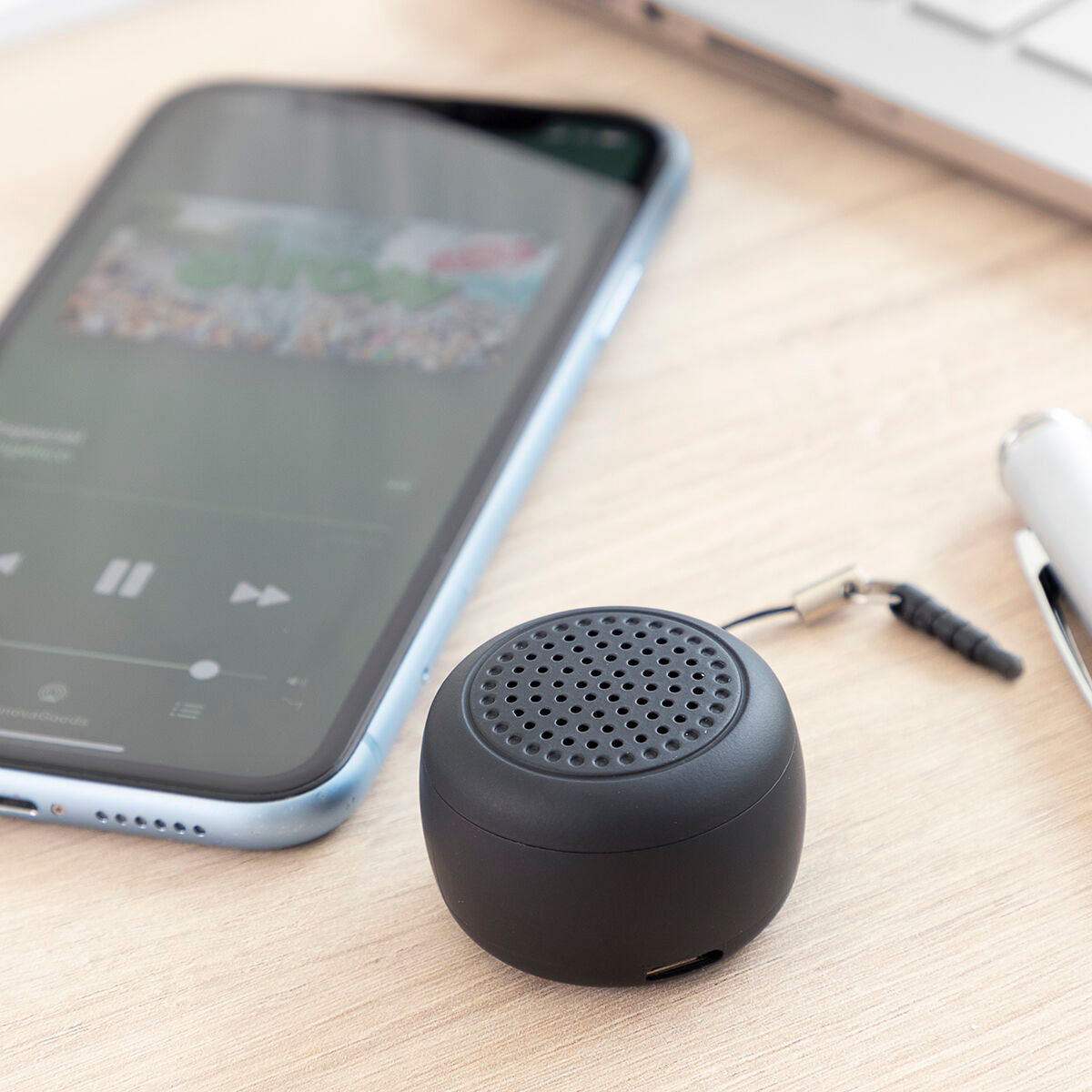 Wiederaufladbarer tragbarer Mini-Bluetooth-Lautsprecher Miund von InnovaGoods in Schwarz – Produktansicht