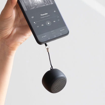 Wiederaufladbarer tragbarer Mini-Bluetooth-Lautsprecher Miund von InnovaGoods in Schwarz – Anwendungsansicht