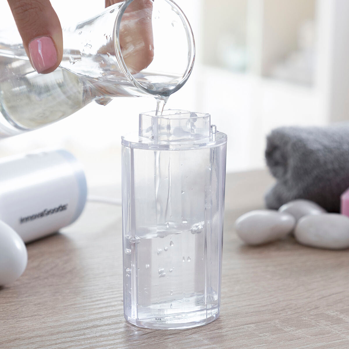 Wiederaufladbarer Hydro-Gesichtsreiniger Hyser von InnovaGoods mit Aufsätzen und Wassertank – Anwendungsansicht