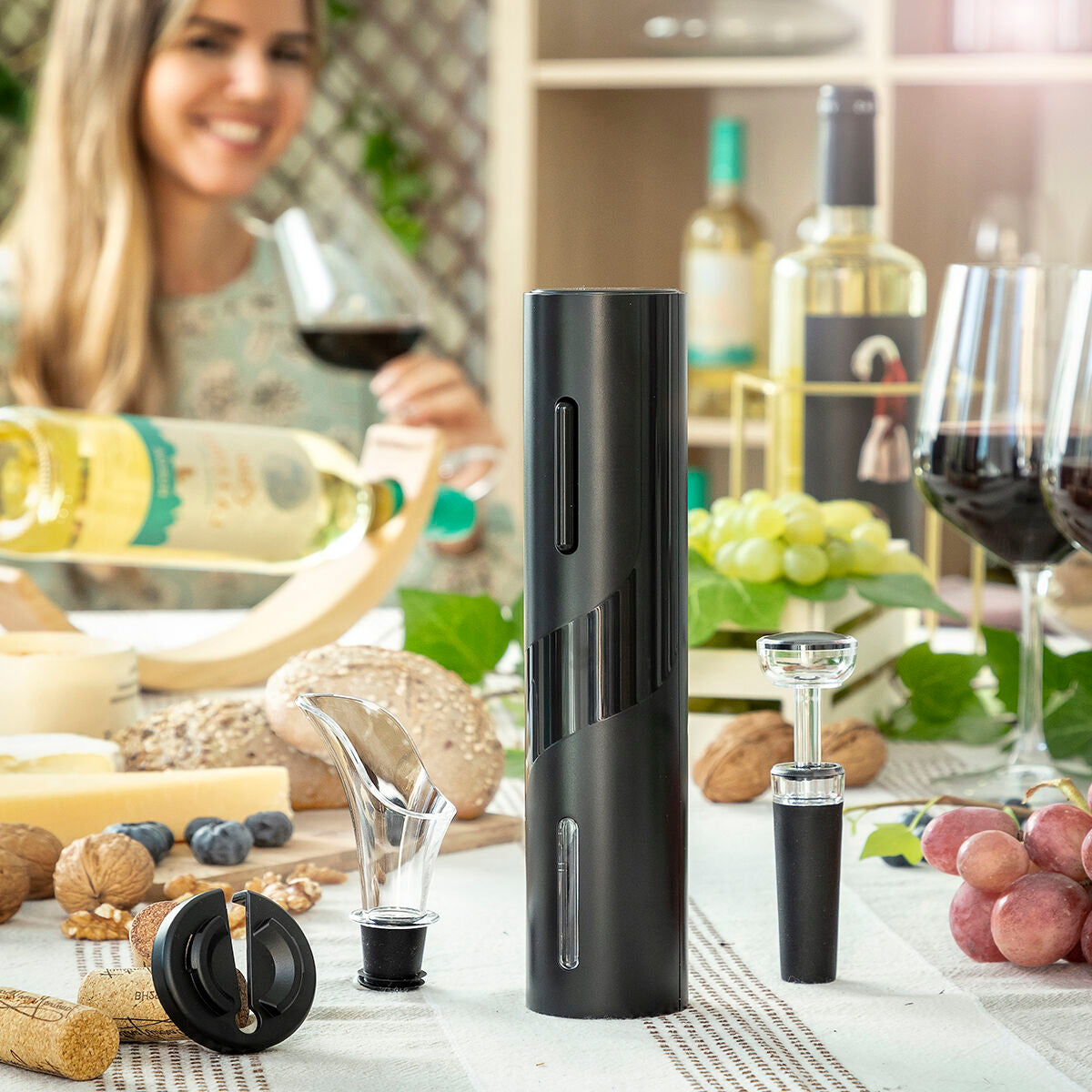 InnovaGoods elektrischer Korkenzieher mit 4-teiligem Weinzubehör-Set – Produktansicht
