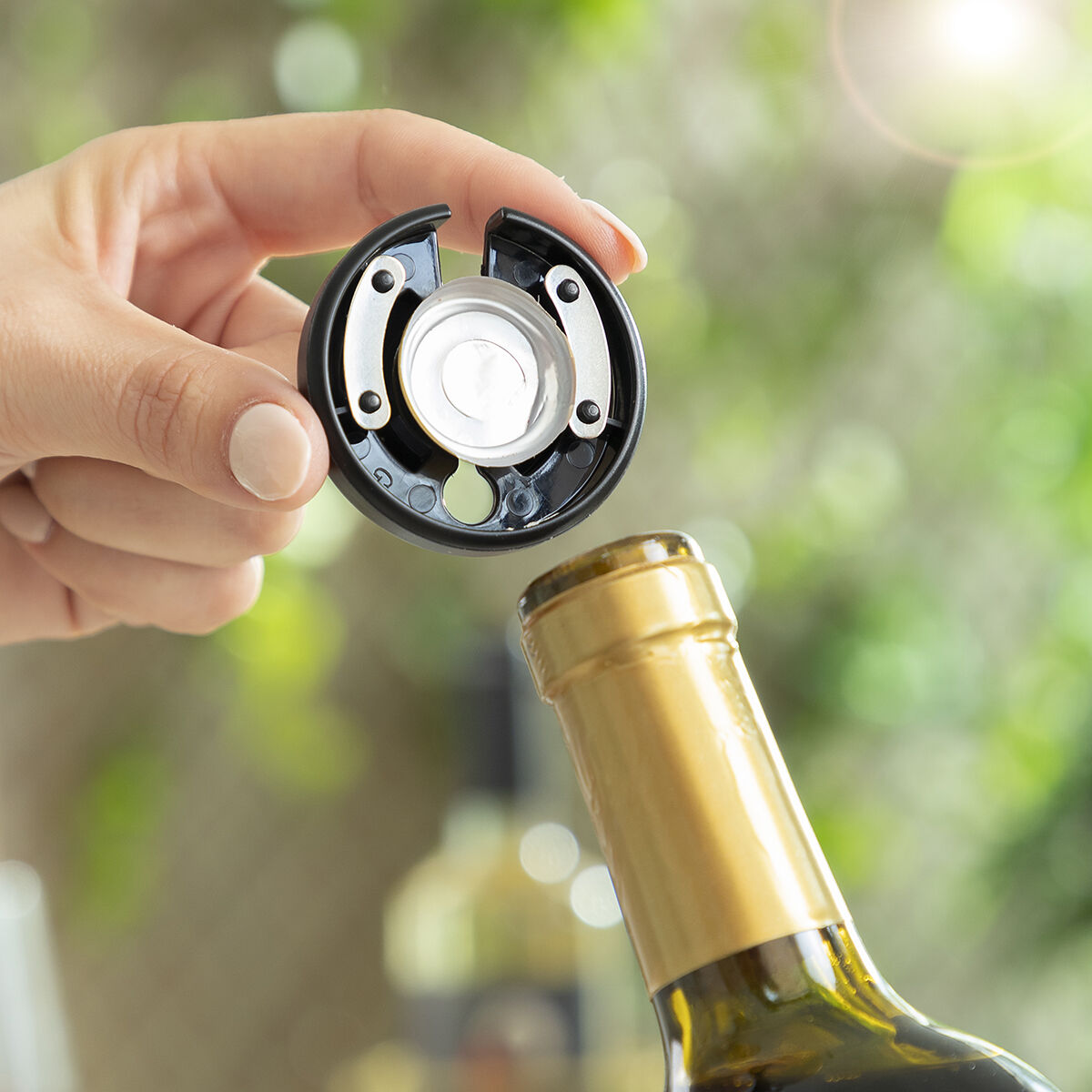 InnovaGoods elektrischer Korkenzieher mit 4-teiligem Weinzubehör-Set – Anwendungsansicht