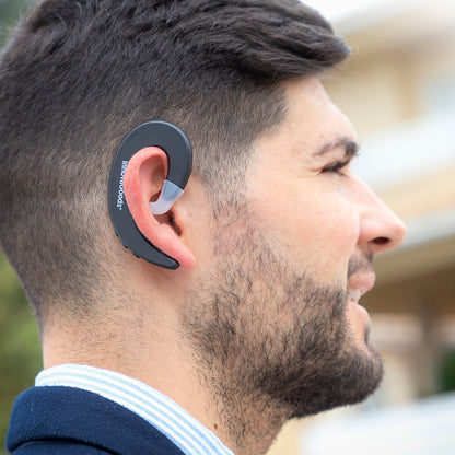 Schwarzer Cearser Open-Ear-Bluetooth-Kopfhörer von InnovaGoods – Anwendungsansicht