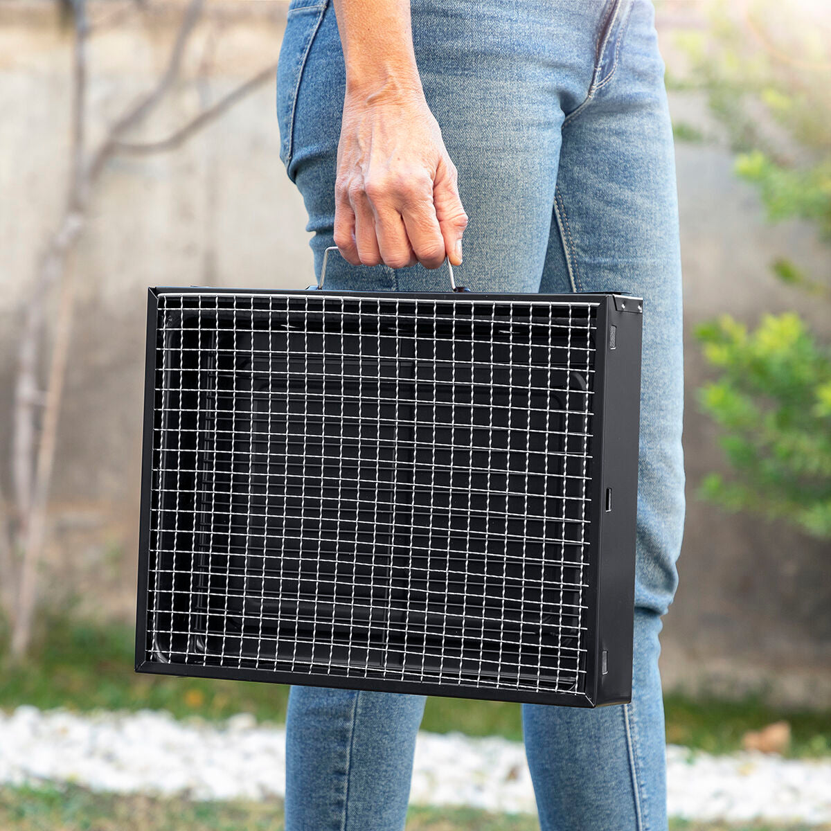 InnovaGoods BearBQ klappbarer Holzkohle-Tischgrill – Anwendungsansicht