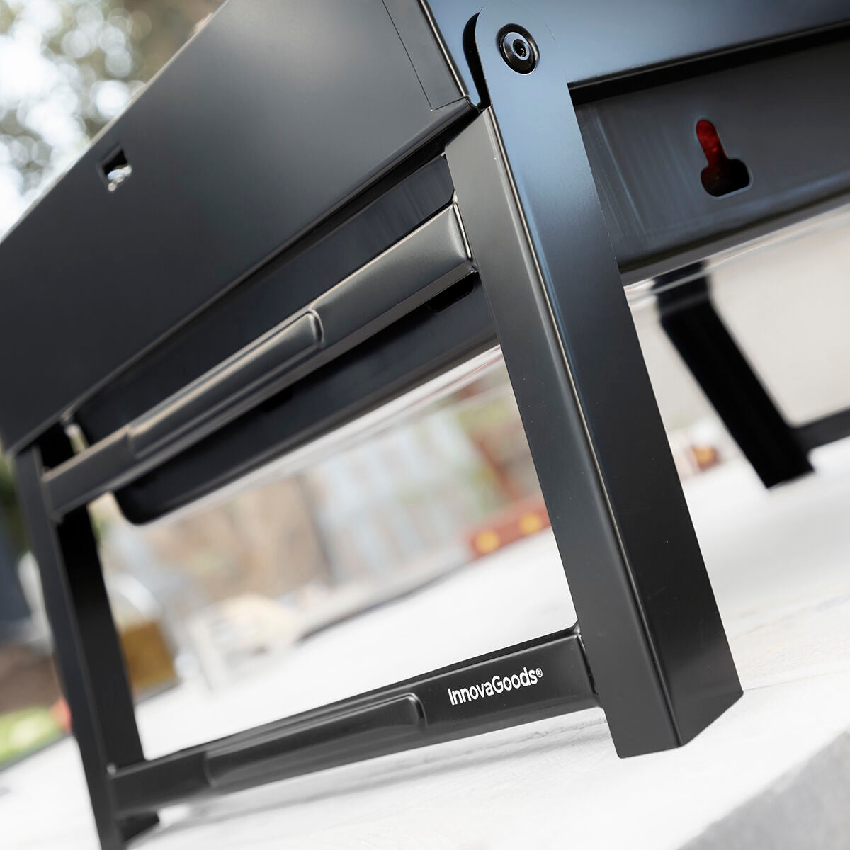 InnovaGoods BearBQ klappbarer Holzkohle-Tischgrill aus Eisen – Seitenansicht