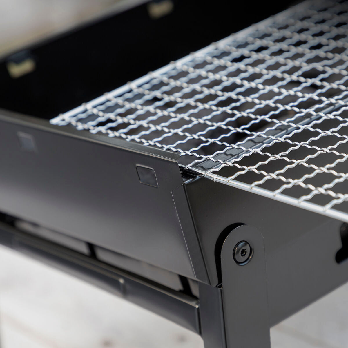 InnovaGoods BearBQ klappbarer Holzkohle-Tischgrill aus Eisen – Detailansicht