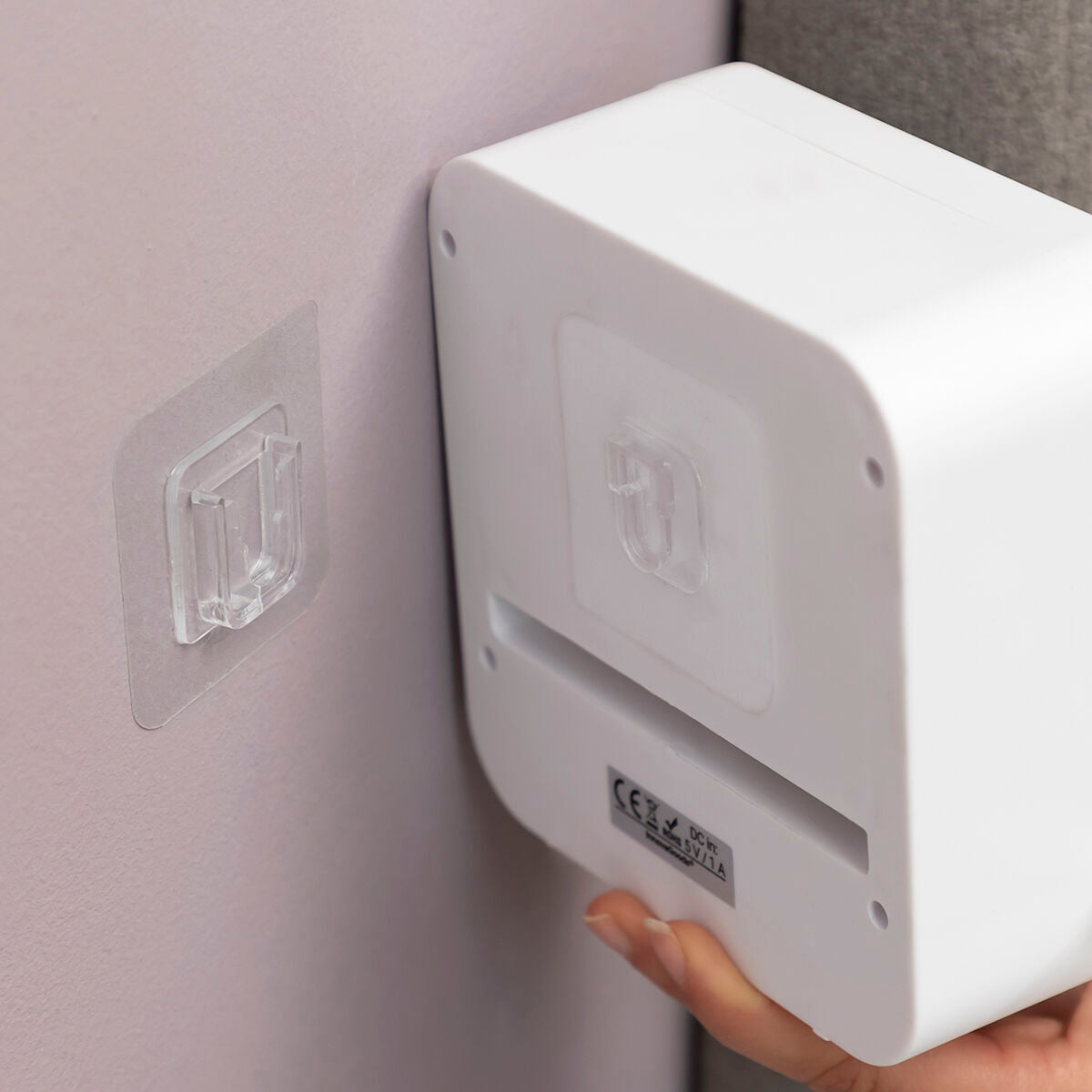InnovaGoods Anti-Mücken-Lampe KL Box mit Wandaufhänger und USB-Kabel – Anwendungsansicht