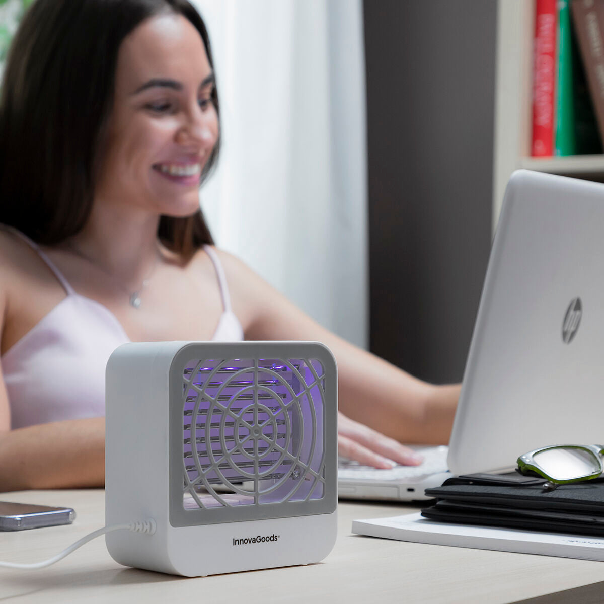 InnovaGoods Anti-Mücken-Lampe KL Box mit Wandaufhänger und USB-Kabel – Seitenansicht