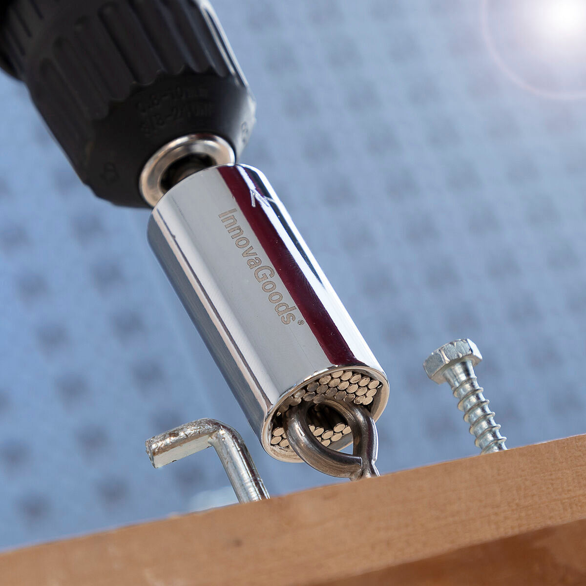 Universalsteckschlüssel Uniscrew mit Zubehör von InnovaGoods – Rückansicht