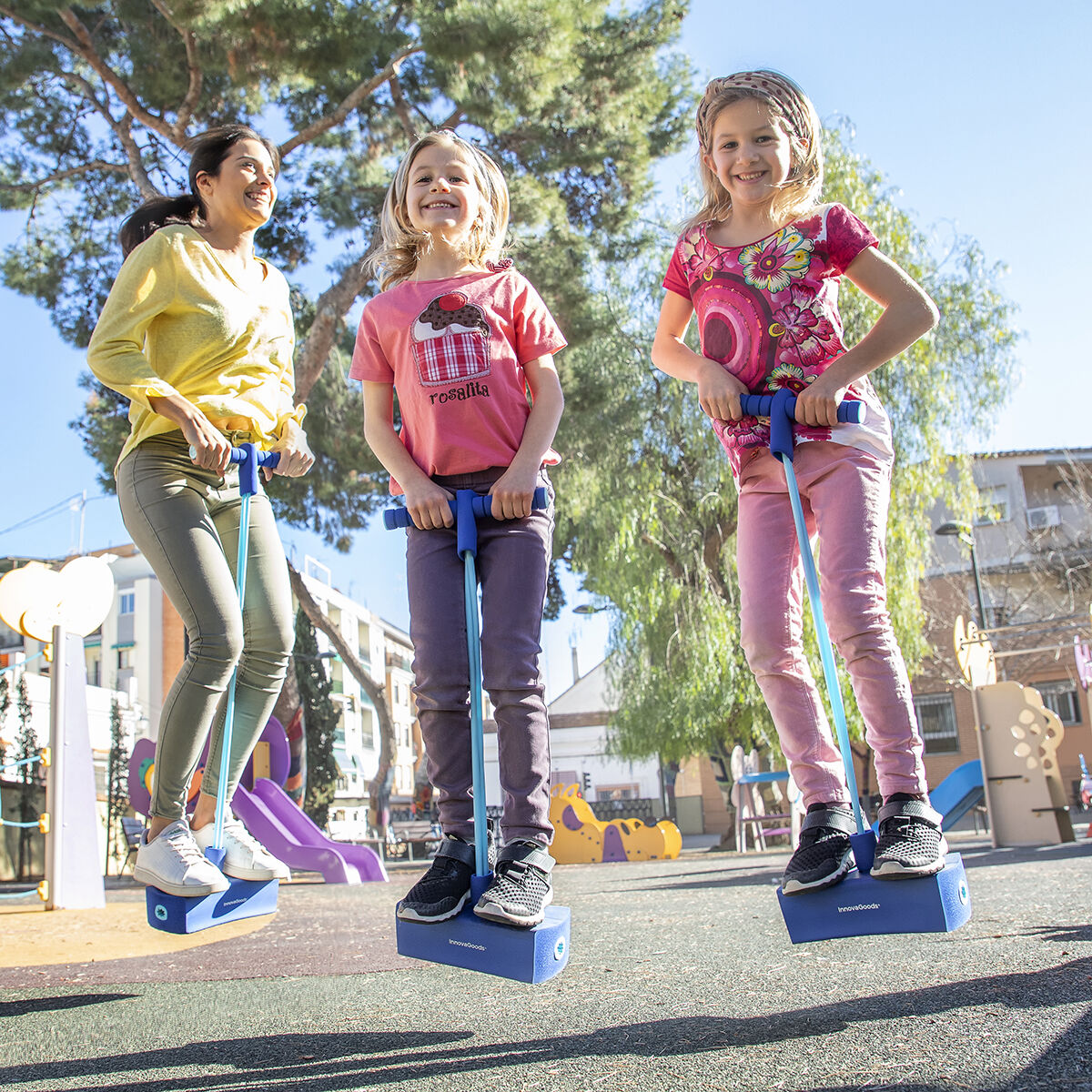 Blauer Gummi-Pogospringer FunP von InnovaGoods – Seitenansicht