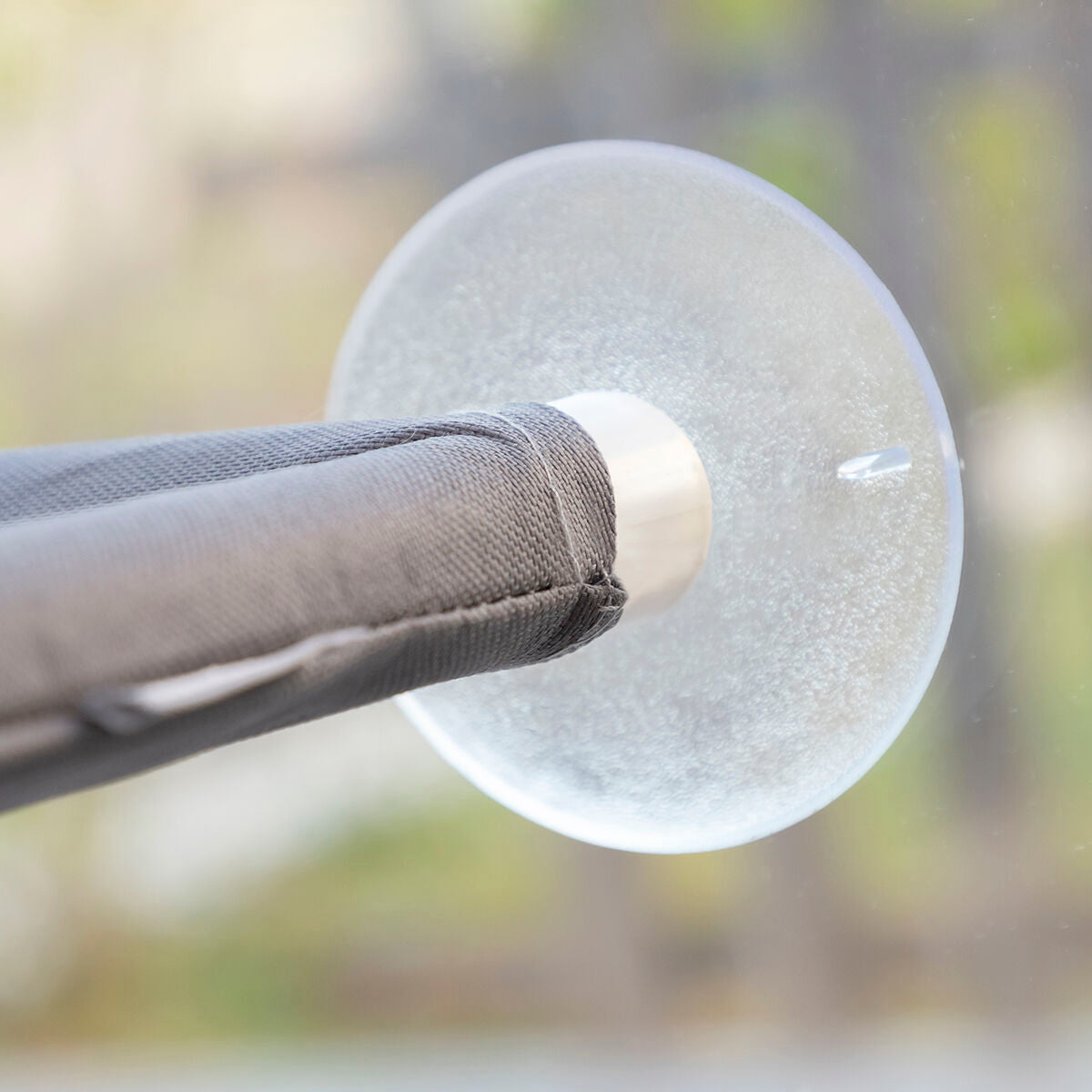 Katzenhängematte Catlax von InnovaGoods in Grau für Fenster und Glastüren – Detailansicht