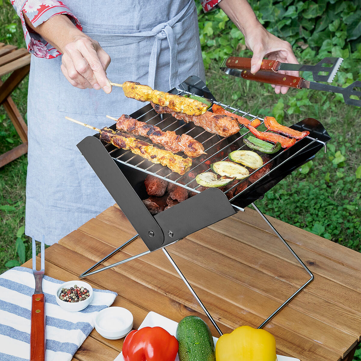 InnovaGoods Foldecue tragbarer klappbarer Mini-Holzkohlegrill schwarz – Produktansicht