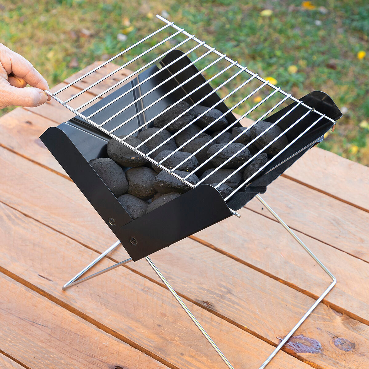 InnovaGoods Foldecue tragbarer klappbarer Mini-Holzkohlegrill schwarz – Anwendungsansicht