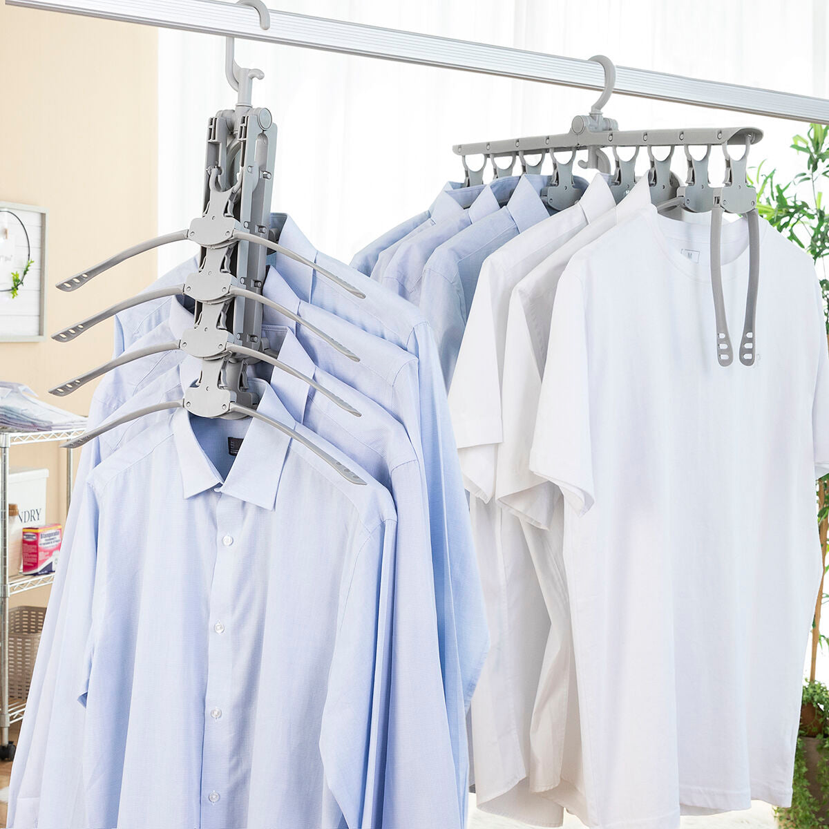 Mehrfach-Kleiderbügel 8-in-1 Spavver von InnovaGoods in Grau – Anwendungsansicht