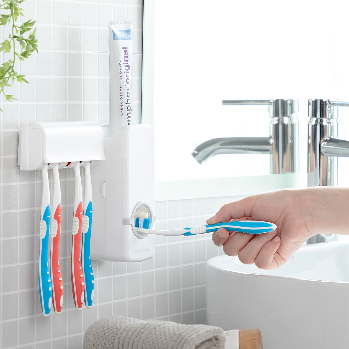 Zahnpastaspender mit Zahnbürstenhalter Diseeth von InnovaGoods in Weiss und Grau – Produktansicht