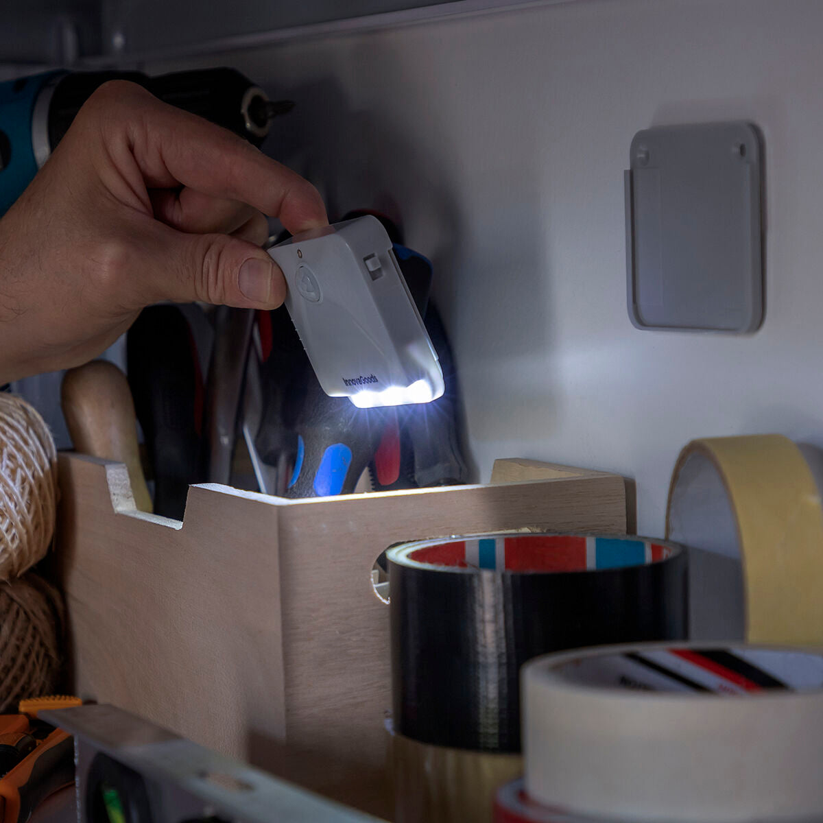 Lumtoo LED-Lampe mit Bewegungssensor von InnovaGoods, 2er-Set – Anwendungsansicht