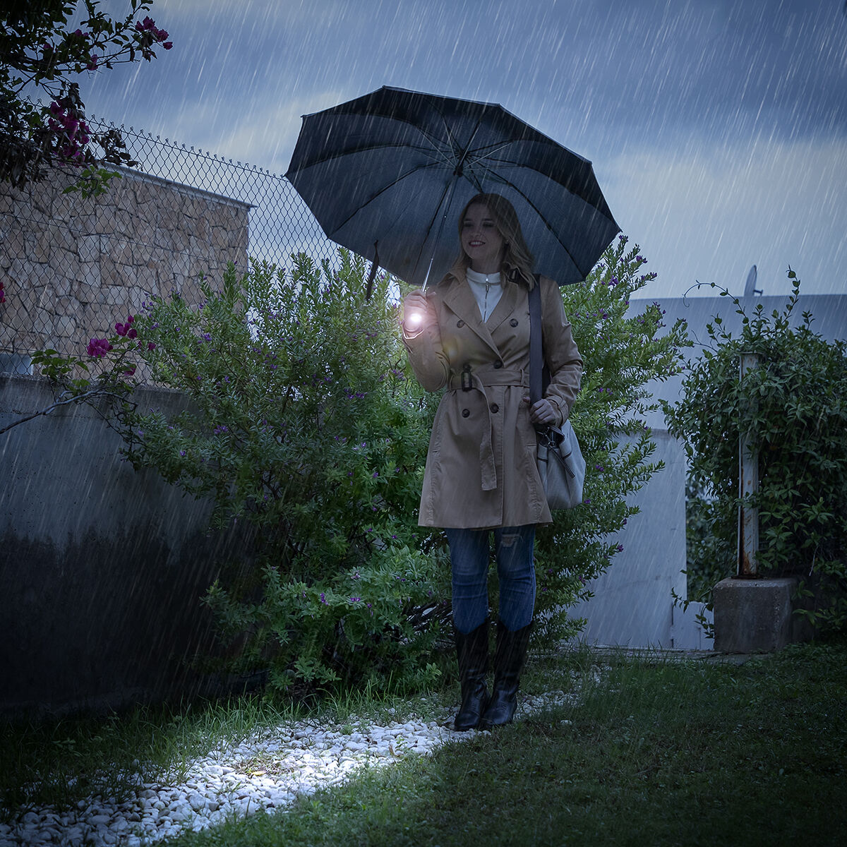 LED-Regenschirm mit umgekehrter Faltung von InnovaGoods – Verpackung