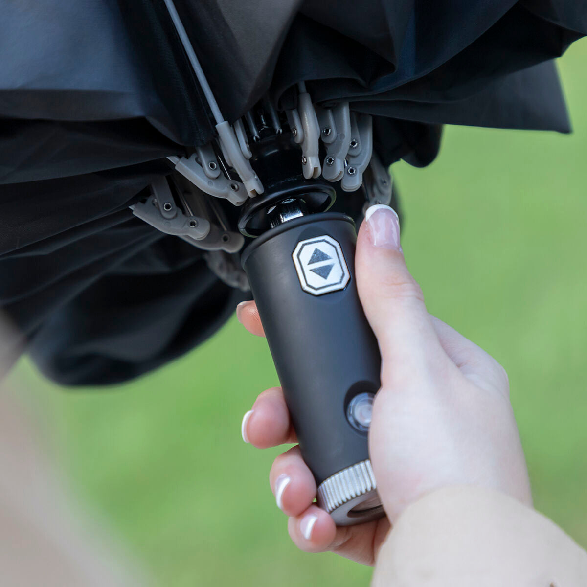 LED-Regenschirm mit umgekehrter Faltung von InnovaGoods – Seitenansicht