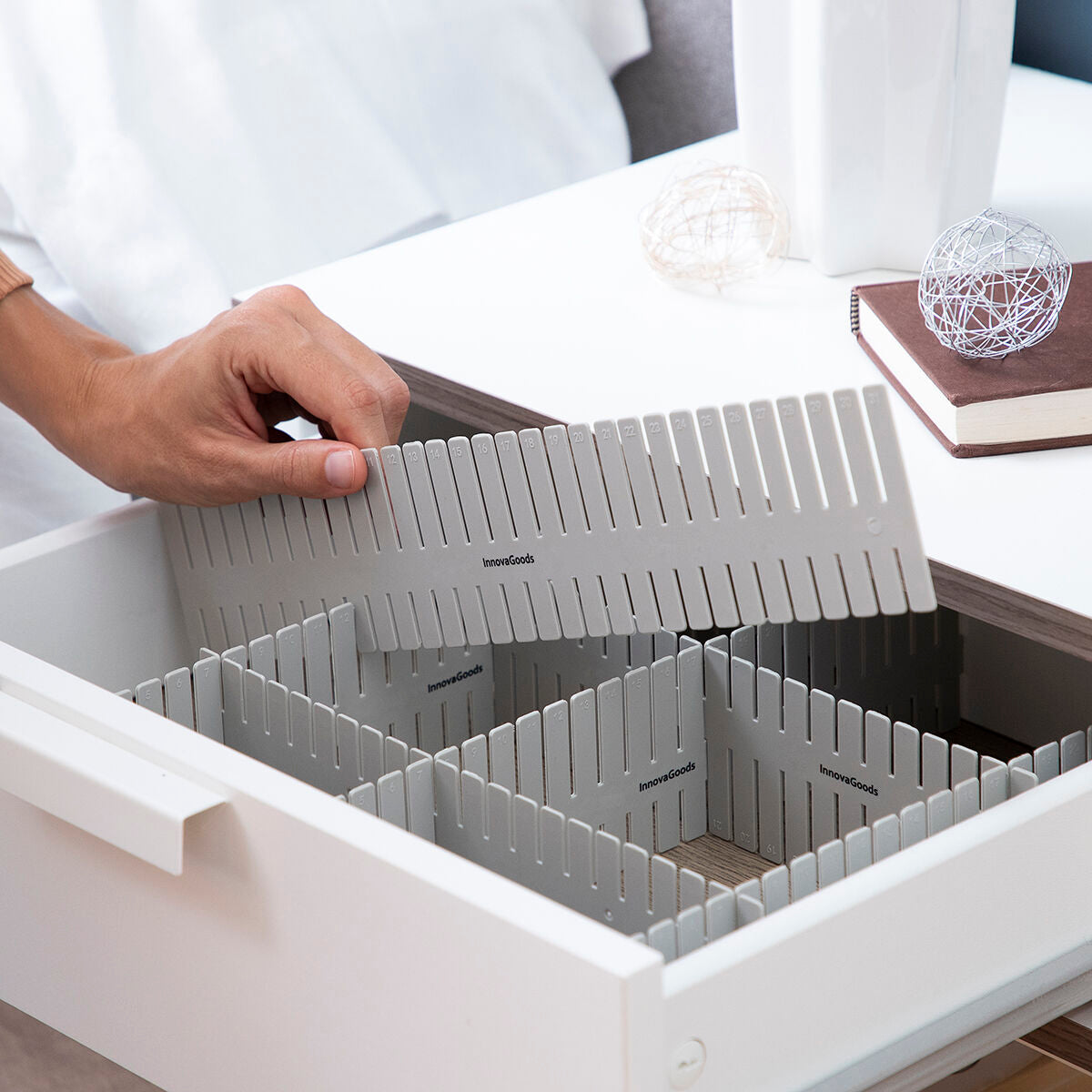 Verstellbarer Schubladenorganisator Condor von InnovaGoods, 16-teilig, grau – Produktansicht