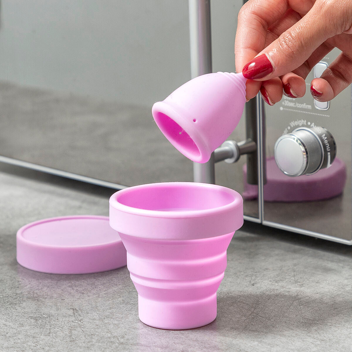 Kuppy Menstruationstasse von InnovaGoods mit Zubehör – Seitenansicht
