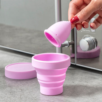 Kuppy Menstruationstasse von InnovaGoods mit Zubehör – Seitenansicht