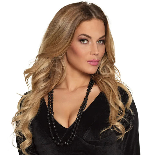 Zwei matte Halsketten in Schwarz mit schlanken, leichten Gliedern und sicheren Verschlüssen.