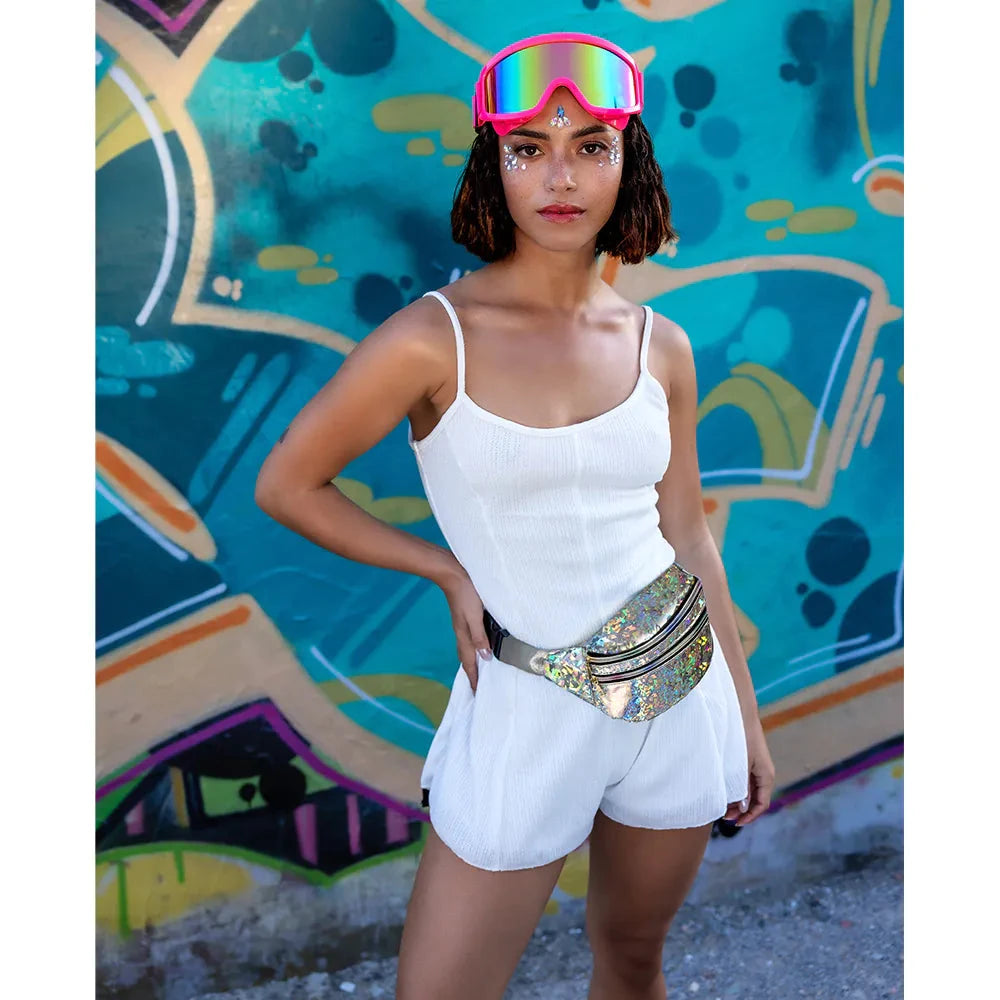 Silberne holografische Bauchtasche mit verstellbarem Gürtel und sicherem Hauptfach.