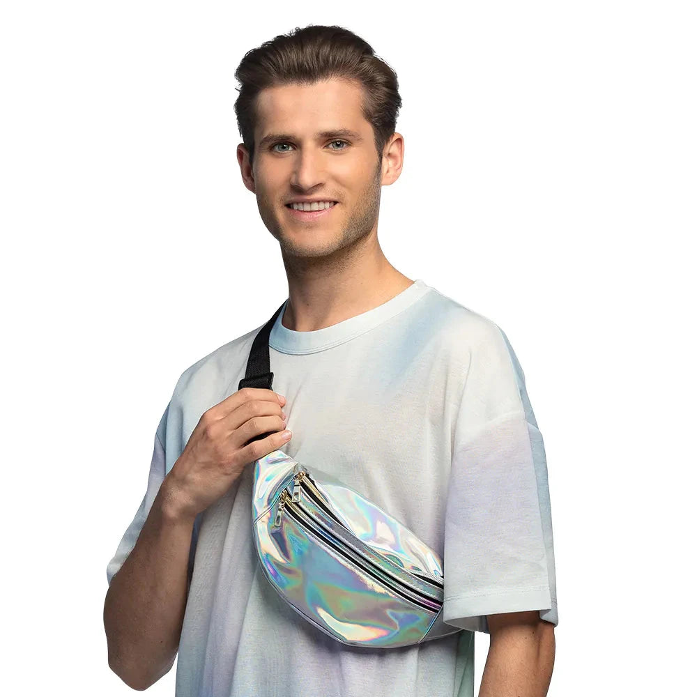 Silberne Bauchtasche aus Kunstleder mit zwei Reißverschlussfächern und verstellbarem Gurt.