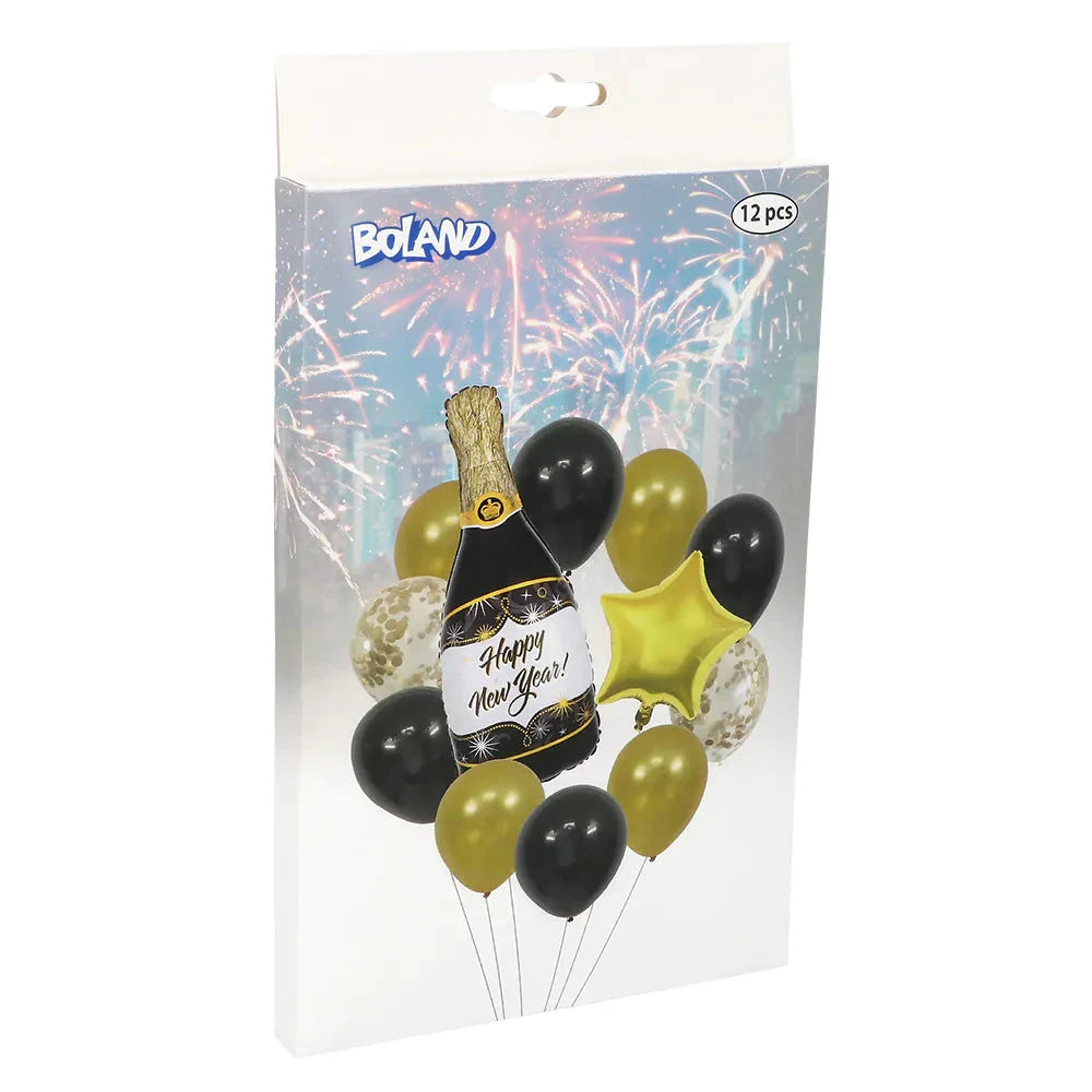 Goldene und silberne Folien- und Latexballons als Happy New Year Dekoration auf weißem Hintergrund