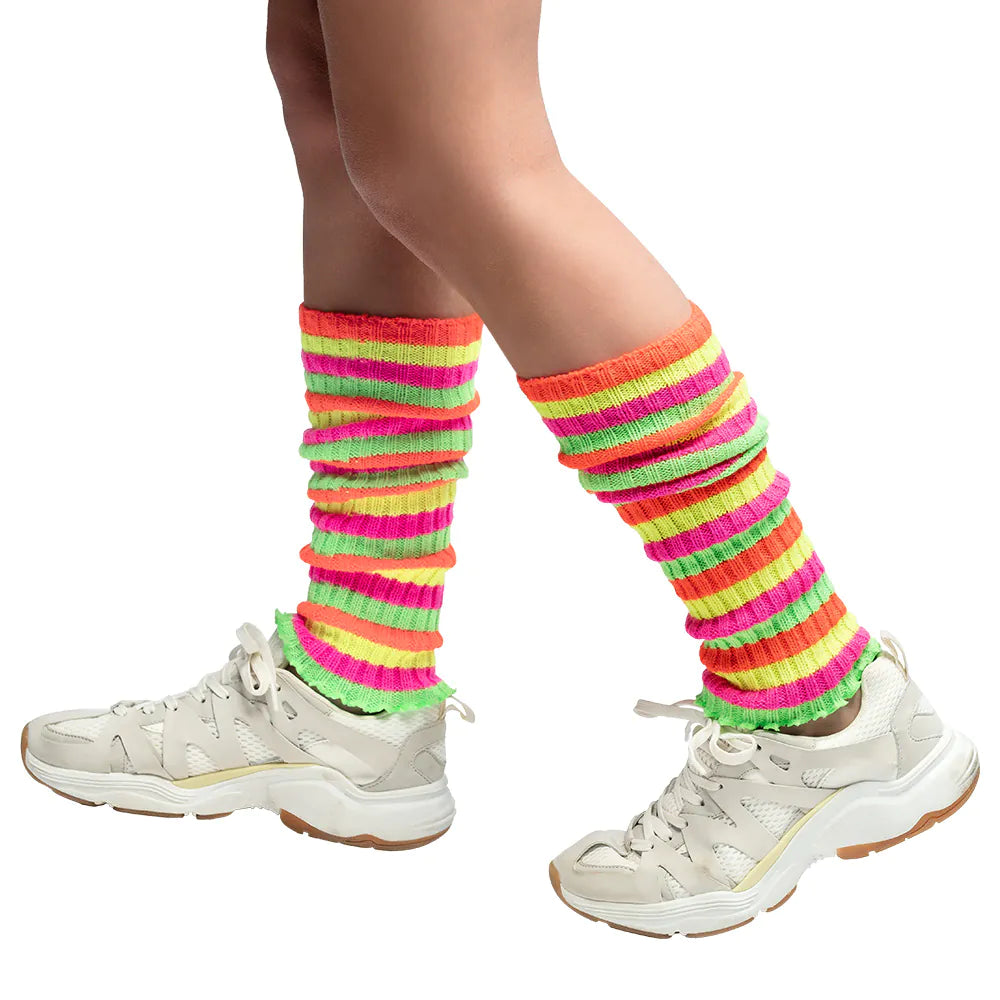 Bunte, neonfarbene Beinstulpen mit Regenbogenstreifen im Retro-90er-Stil.