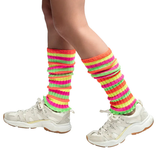 Bunte, neonfarbene Beinstulpen mit Regenbogenstreifen im Retro-90er-Stil.