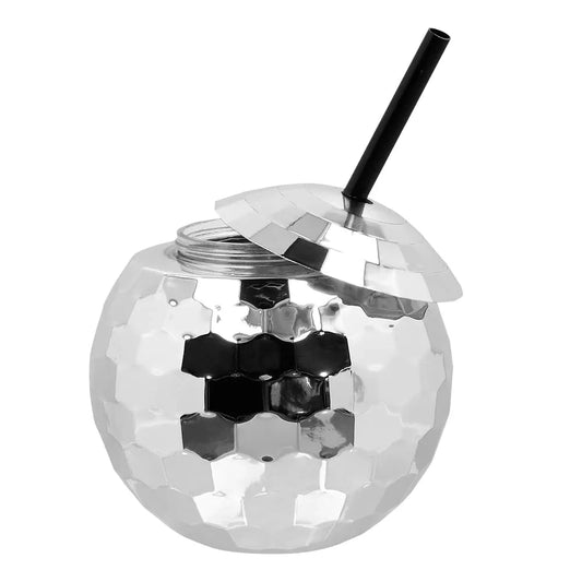 Silberner Disco Ball Becher mit Strohhalm aus Edelstahl, 600ml, reflektiert Licht.