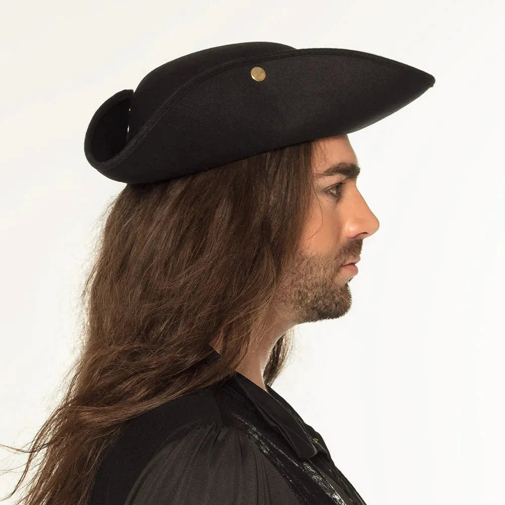 Schwarzer Dreispitz aus Wollfilz mit goldener Schnalle und breiter Krempe.