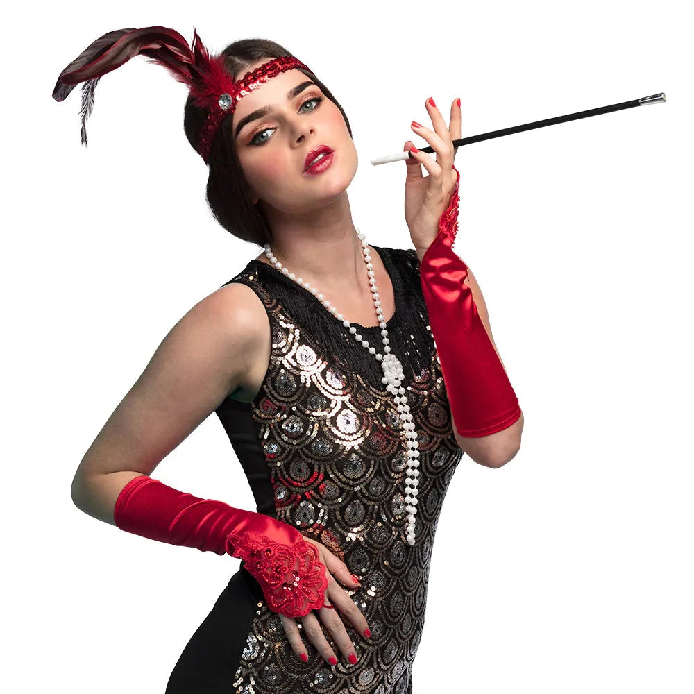 Rotes Flapper Kostümset mit Feder-Haarband, Spitzenhandschuhen, Perlenkette und Zigarettenhalter.