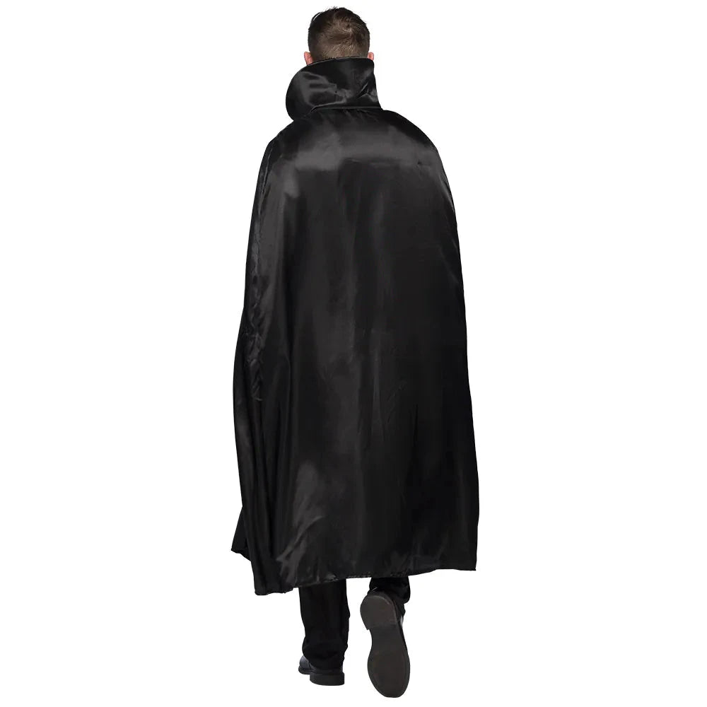 Gothic Vampir Kostüm für Herren mit Cape, Jabot Hemd und schmalen Hosen in Schwarz.