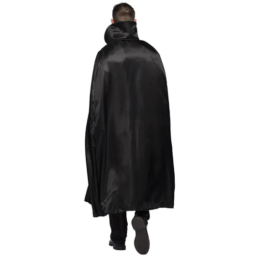 Gothic Vampir Kostüm für Herren mit Cape, Jabot Hemd und schmalen Hosen in Schwarz.