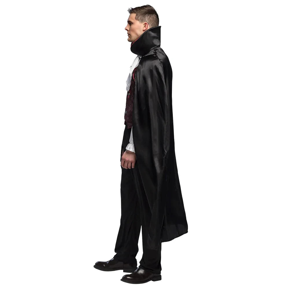 Herren-Kostüm in Gothic-Vampir-Stil mit Cape, Jabot-Hemd und schmalen Hosen in Schwarz.