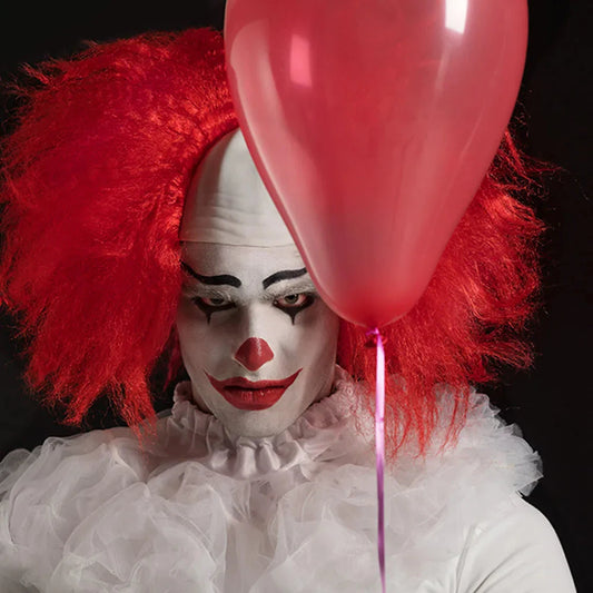 Rote synthetische Perücke für Erwachsene, ideal für Horror-Clown-Kostüme.