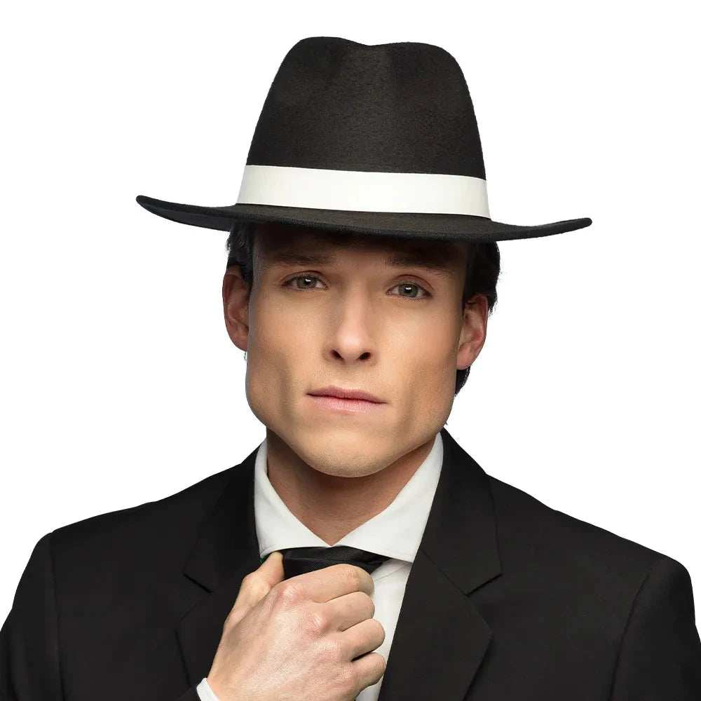 Schwarzer Filzhut im Fedora-Stil mit weißem Band, inspiriert von den 1920er Jahren.