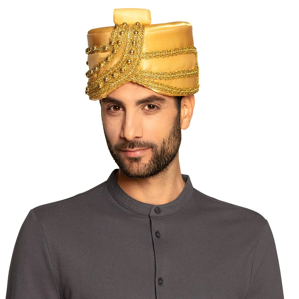 Goldener Turban mit metallischem Filigran, elegant und luxuriös für besondere Anlässe.