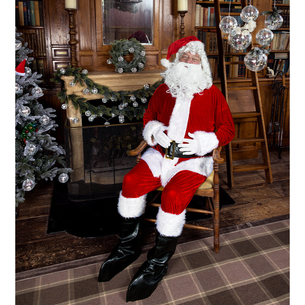 Vollständiges Weihnachtsmann Kostüm in Rot mit Jacke, Hose, Mütze, Bart und Zubehör.