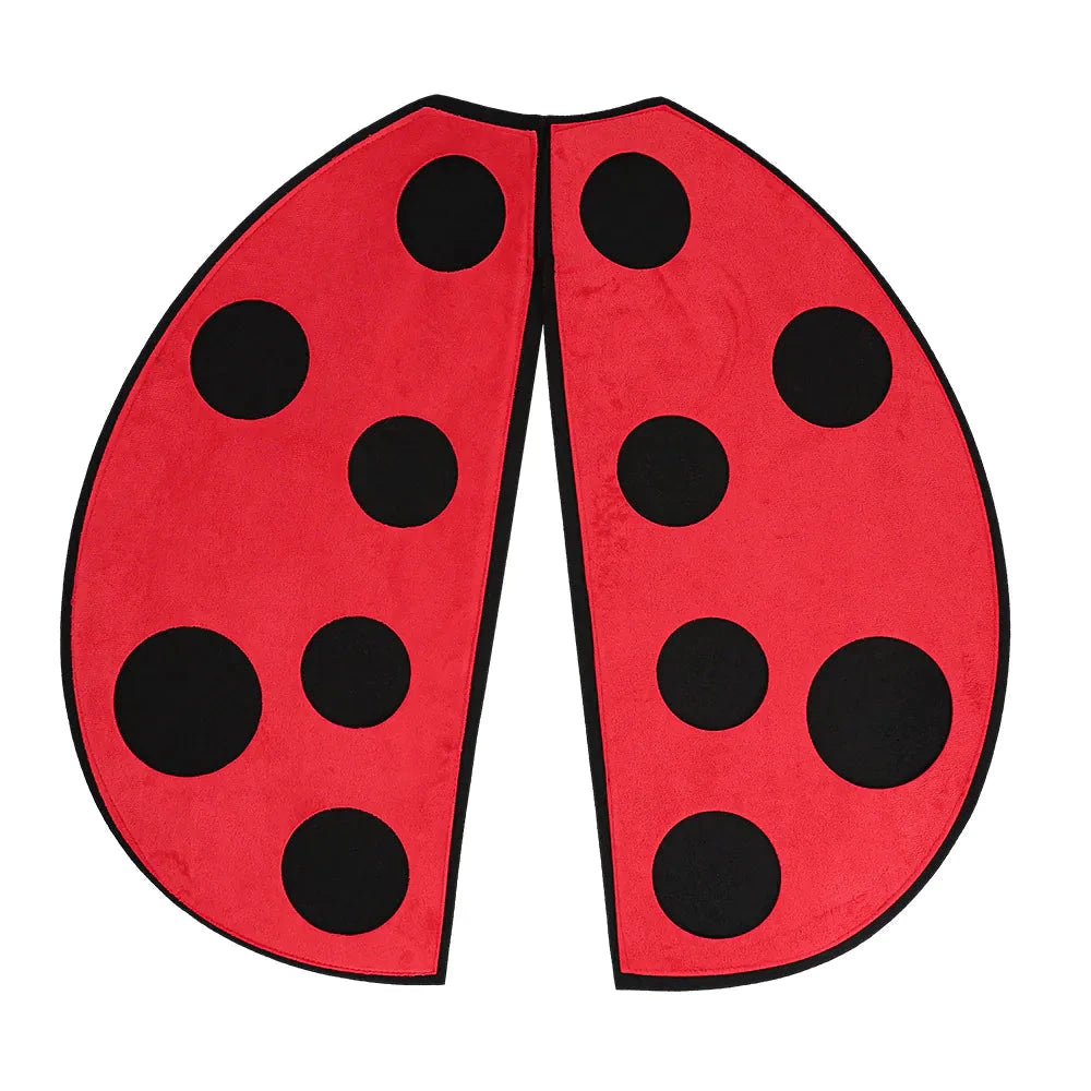 Kostümset mit roten und schwarzen Marienkäferflügeln, Haarreif und wackelnden Brillengläsern.